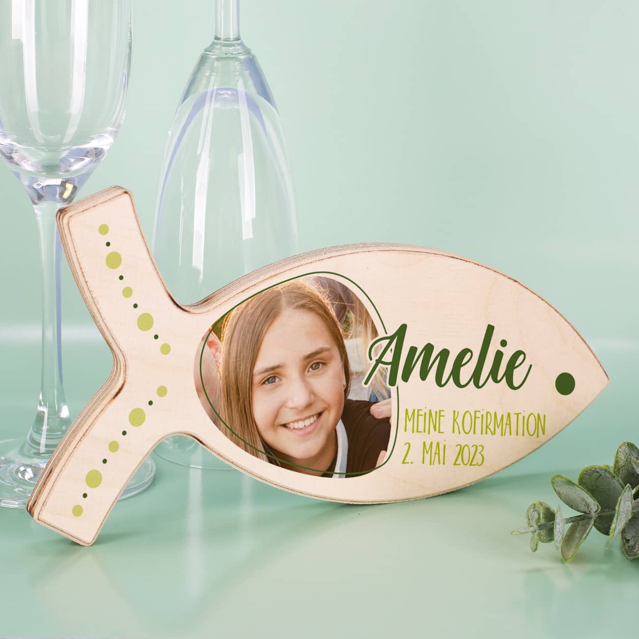 Holzfisch mit persönlichen Foto, Name, Wunschtext und grünen Punkten verziert