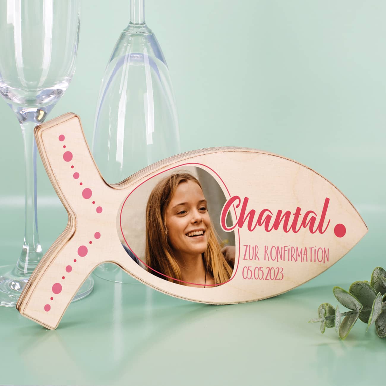 Holzfisch mit persönlichen Foto, Name, Wunschtext und pinken Punkten verziert