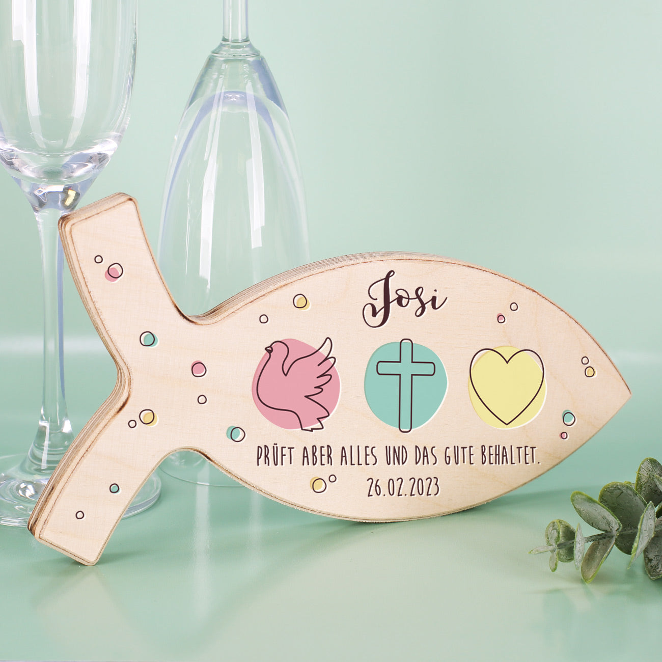 Kleiner Holzfisch zur Taufe, Kommunion oder Konfirmation mit Ihren persönlichen Angaben