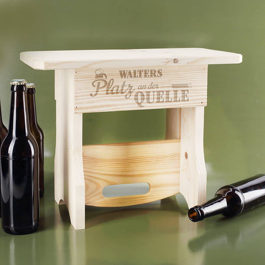 Platz an der Quelle - 2 in 1 Flascheträger und Holzhocker mit Name