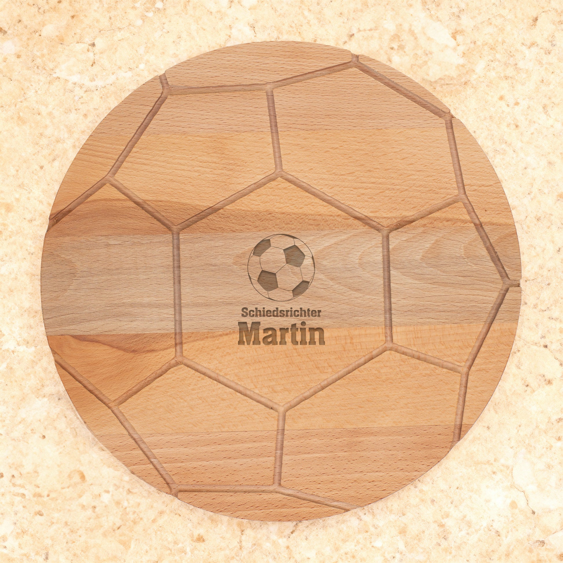 Holzbrett im Fußballstil mit Wunschtext Gravur und Name auf weißem Untergrund