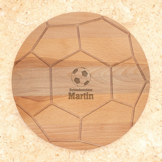 Holzbrett im Fußballstil mit Wunschtext Gravur und Name auf weißem Untergrund