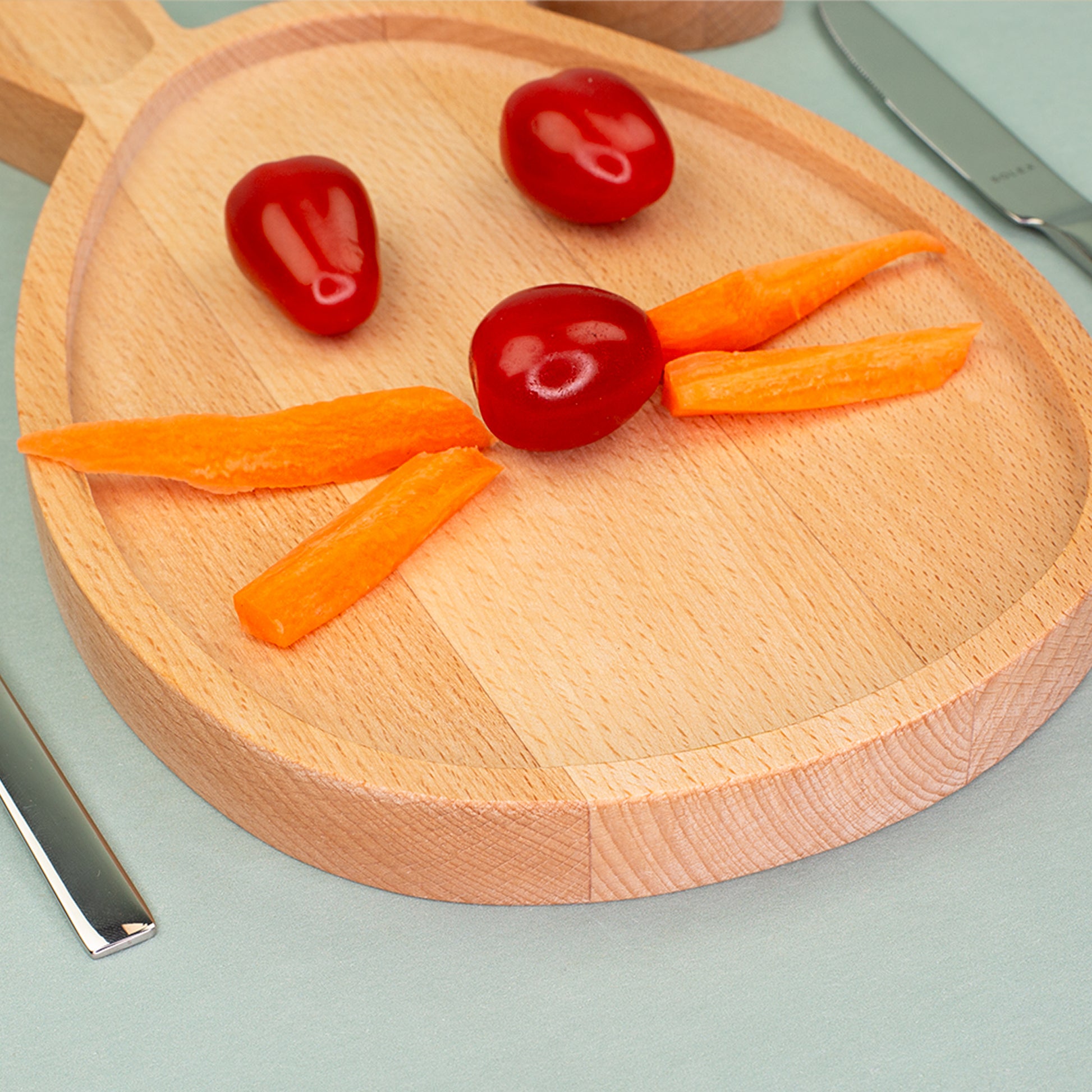 Personalisiertes Holzbrett Hase mit Karotten als Snackbrett