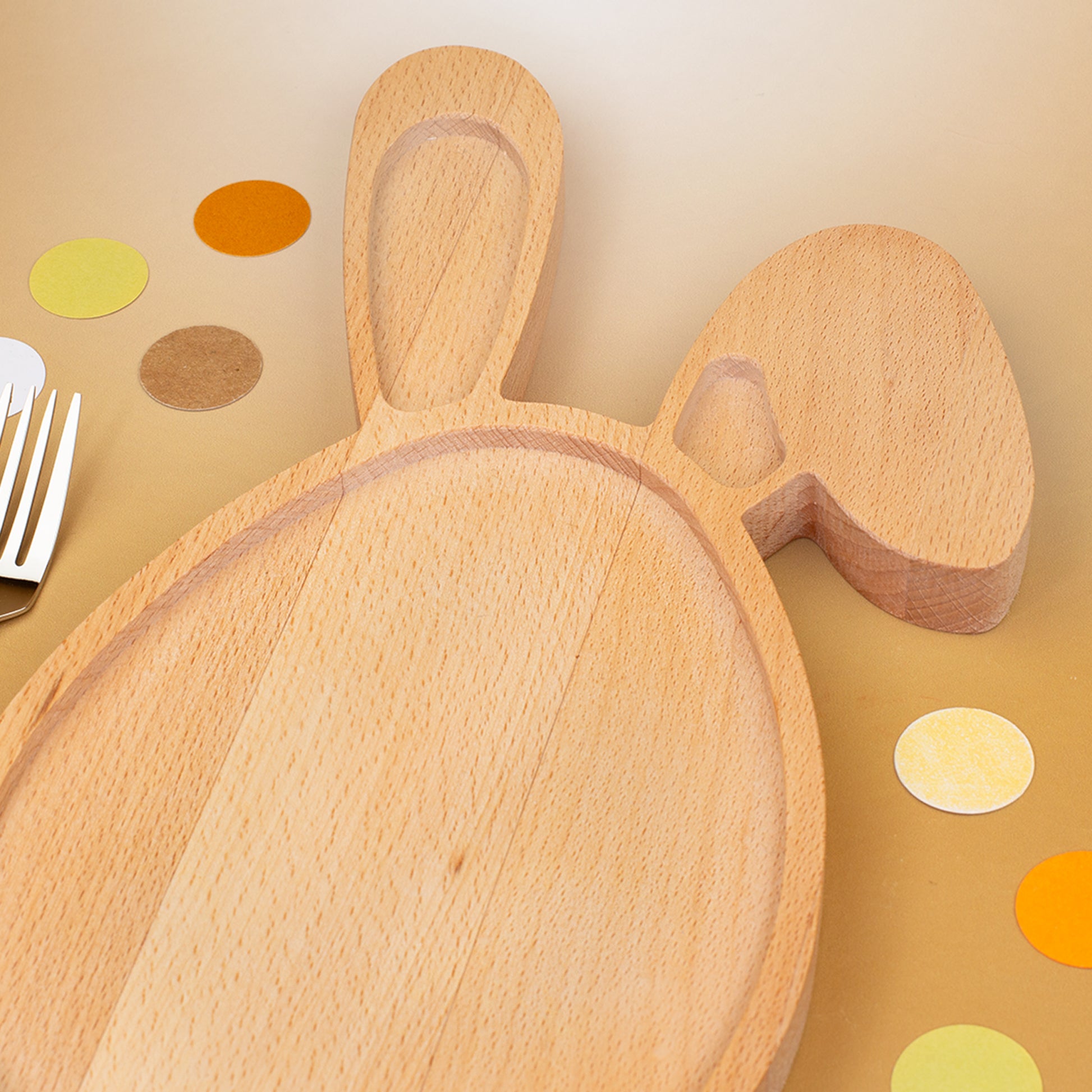 Detailaufnahme vom erhöhten Rand des Hasenbretts aus Buchenholz