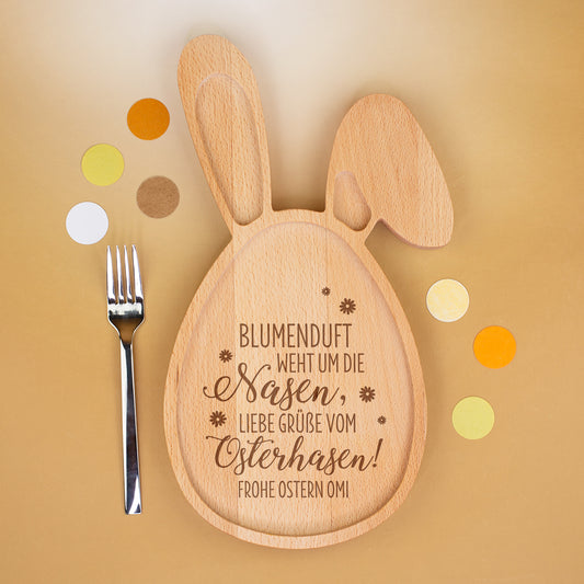 Personalisiertes Holzbrettchen in Hasenform aus Buchenholz mit Gravur „Blumenduft weht um die Nasen, liebe Grüße vom Osterhasen!“ und Wunschtext
