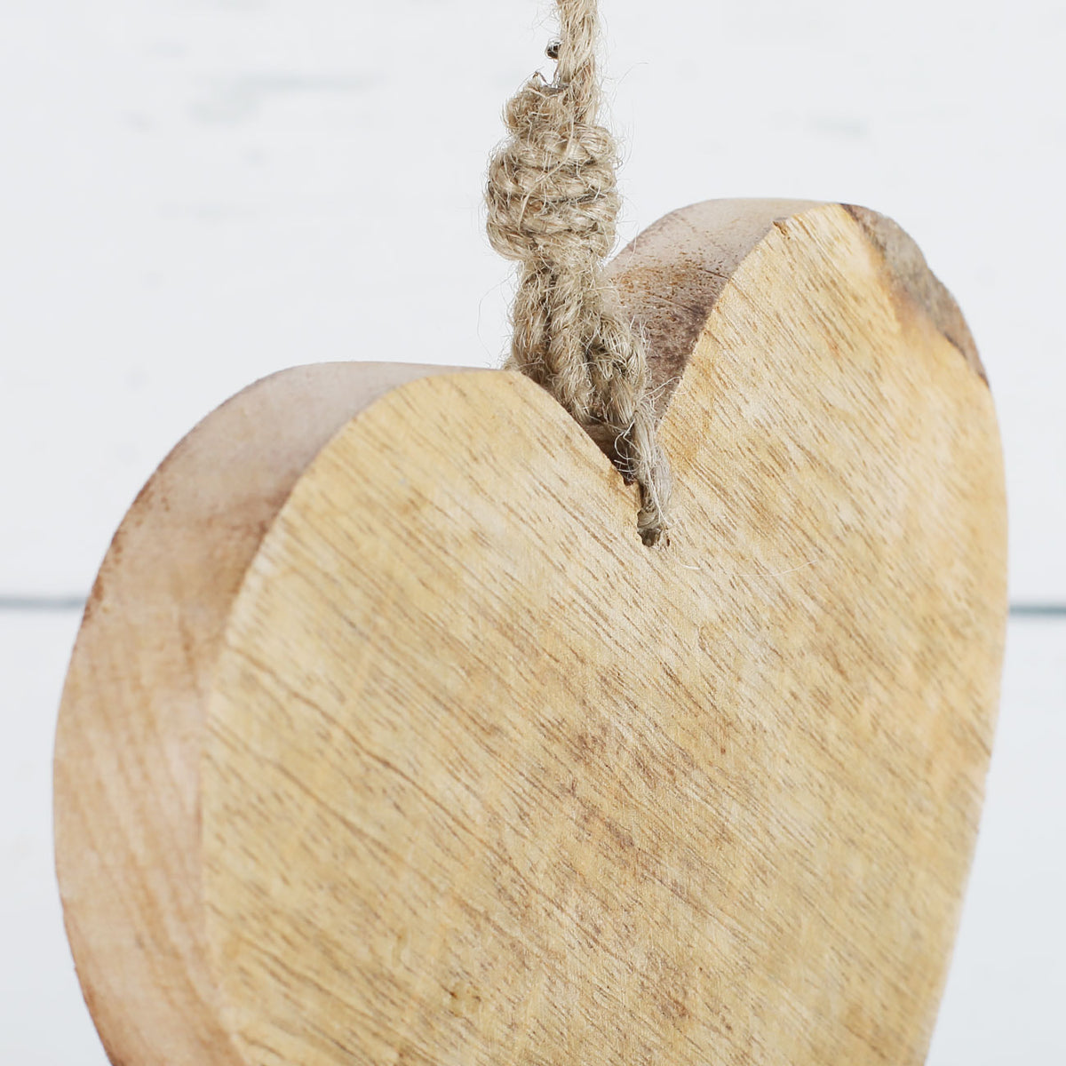 Personalisiertes Holzherz mit Jutekordel und ca. 1,5 cm Stärke in Seitenansicht