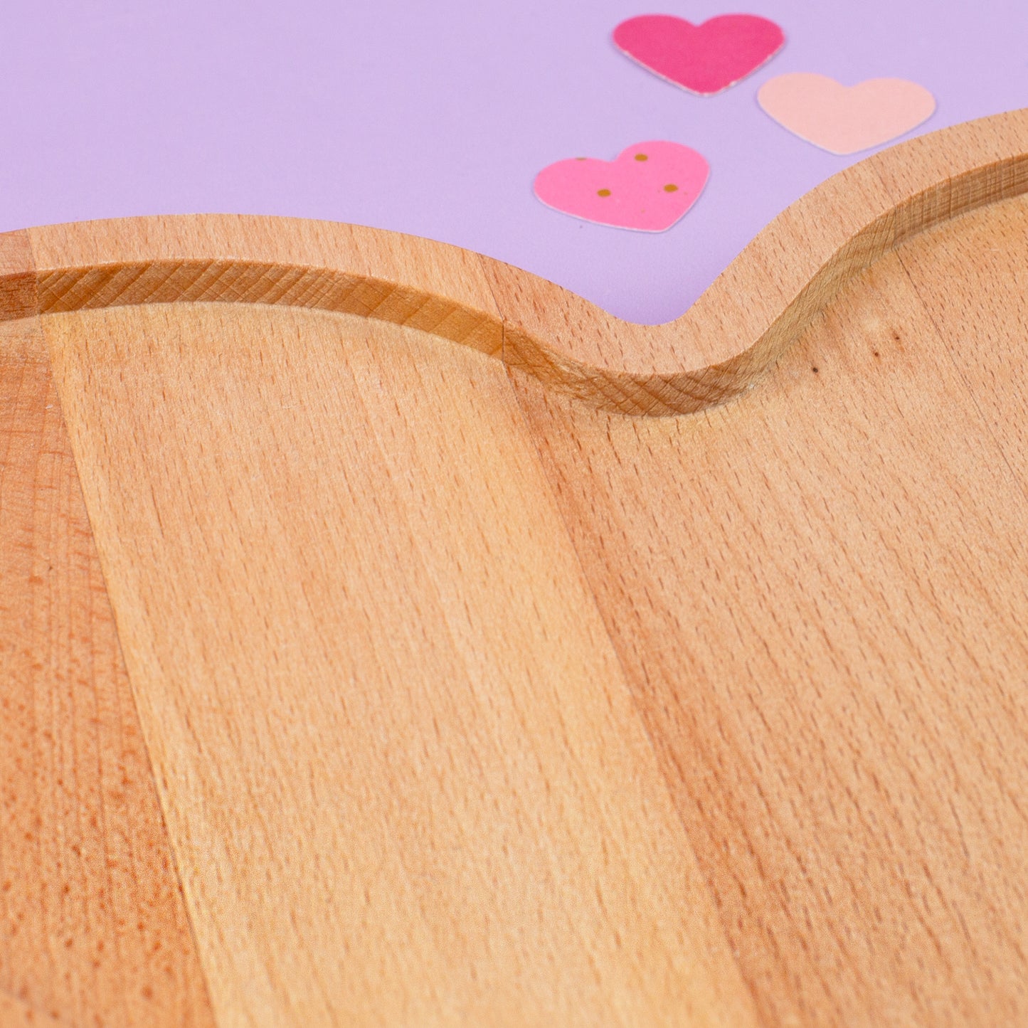 Detailaufnahme der Holzoberfläche und Gravur bei herzförmigem XL-Frühstücksbrettchen