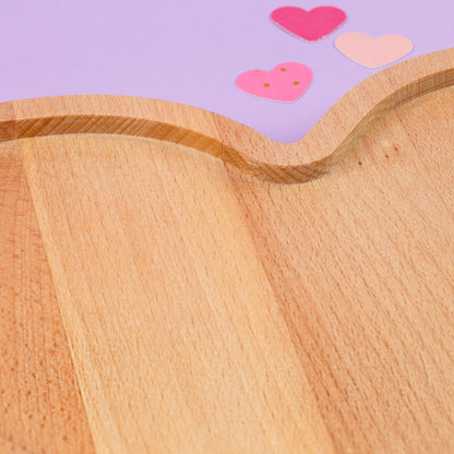 Detailaufnahme der Holzoberfläche und Gravur bei herzförmigem XL-Frühstücksbrettchen