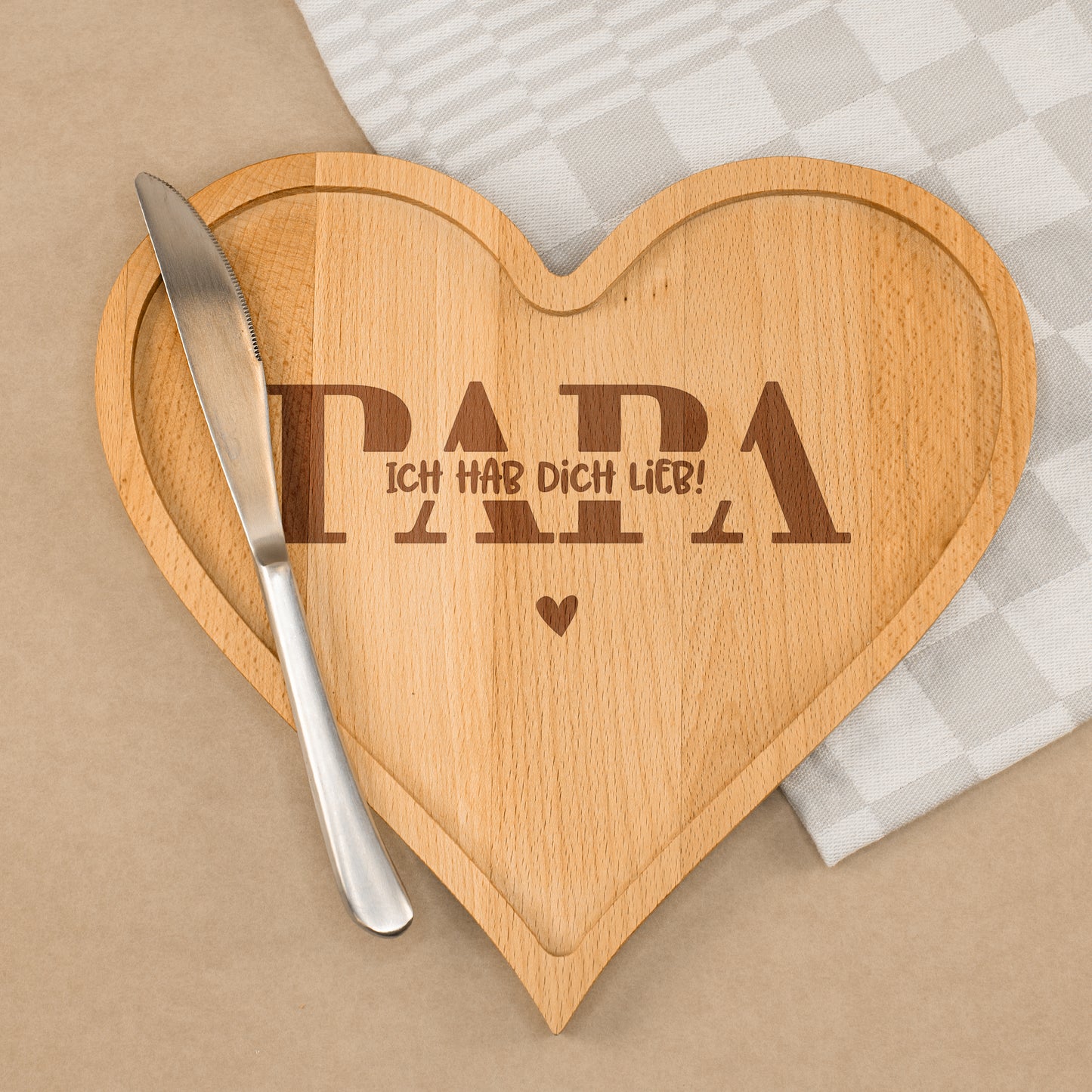 Holz Servierbrett in Herzform mit Gravur Papa ich hab dich lieb und Messer auf dem Brett