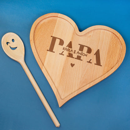 Personalisiertes Frühstücksbrettchen aus Holz mit Papa Motiv und Namen auf blauem Hintergrund