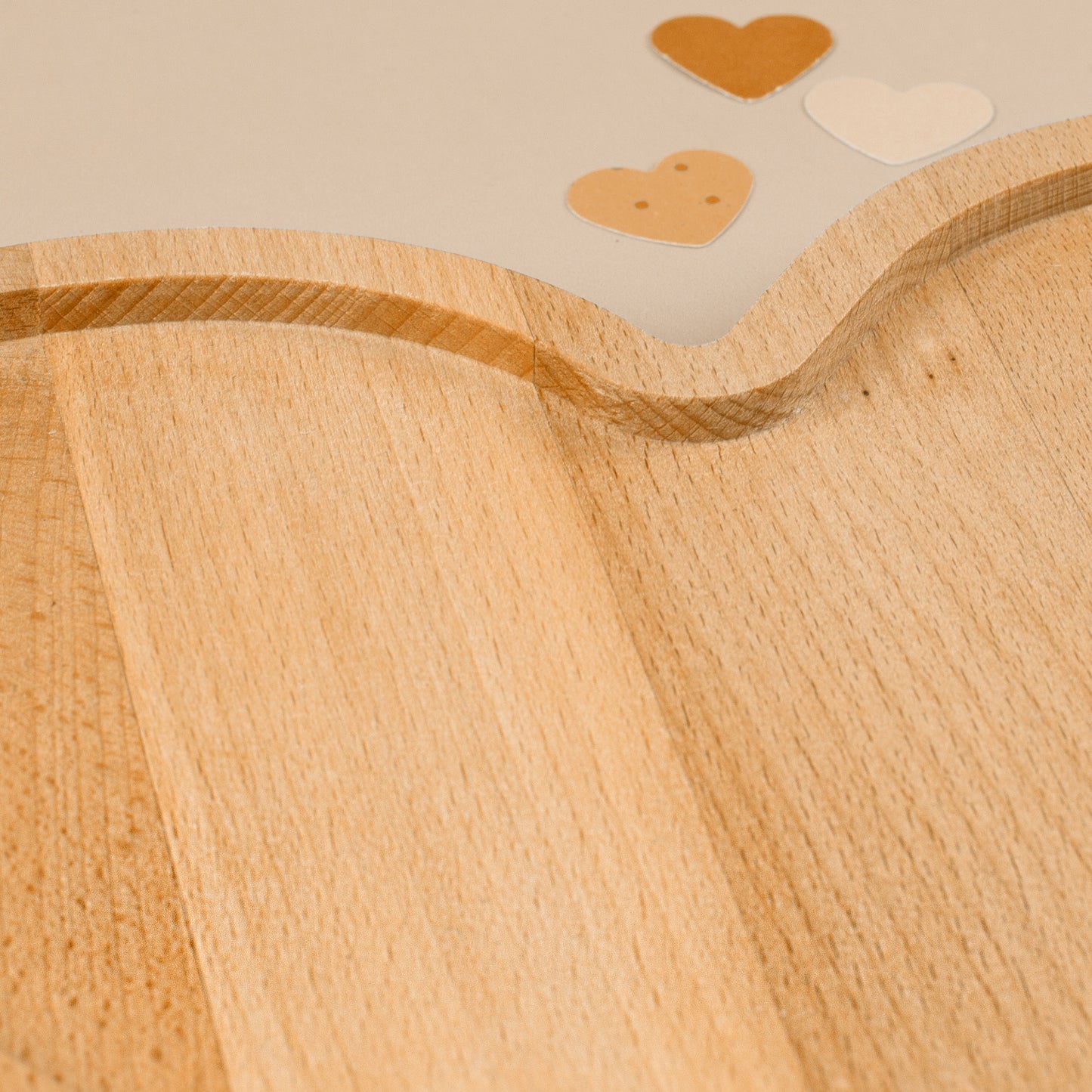 Detail der Saftrille im herzförmigen Servierbrett aus Holz