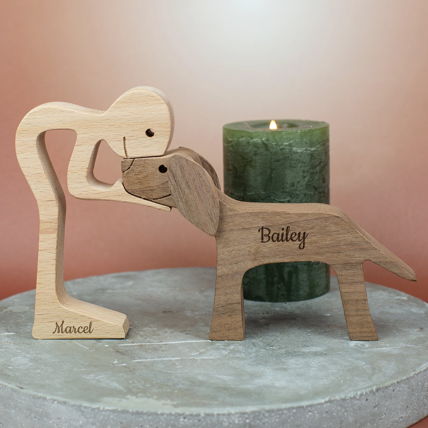 Holzskulptur Herrchen mit Hund – personalisiert mit zwei Namen | Geschenk für Hundebesitzer