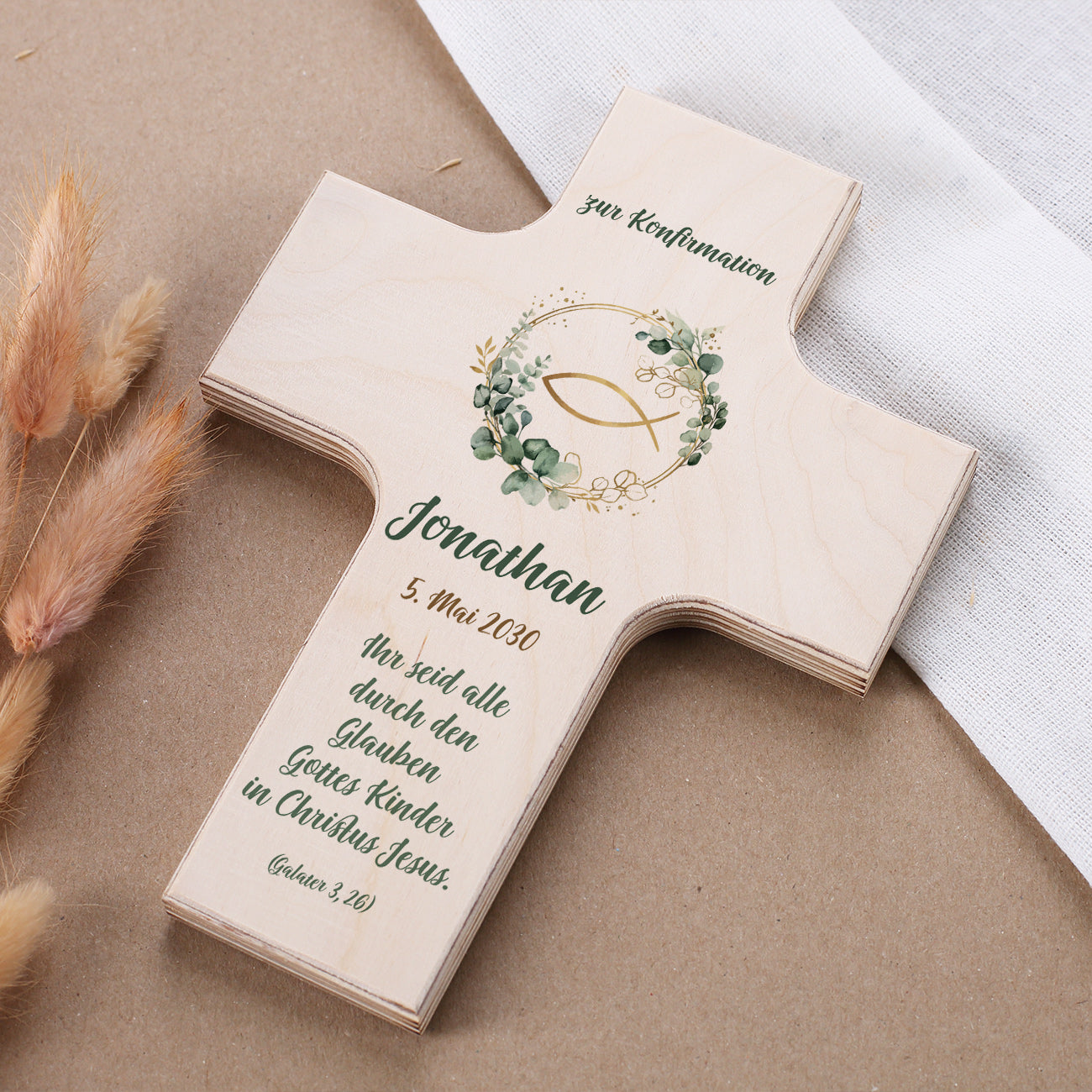 Personalisiertes Holzkreuz aus Ahornholz mit Ichthys-Fisch im Eukalyptuskranz, bedruckt mit Anlass, Name und Wunschtext – Geschenk zur Taufe, Kommunion oder Konfirmation