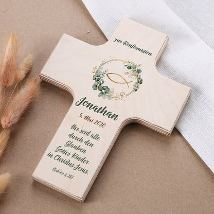 Personalisiertes Holzkreuz aus Ahornholz mit Ichthys-Fisch im Eukalyptuskranz, bedruckt mit Anlass, Name und Wunschtext – Geschenk zur Taufe, Kommunion oder Konfirmation