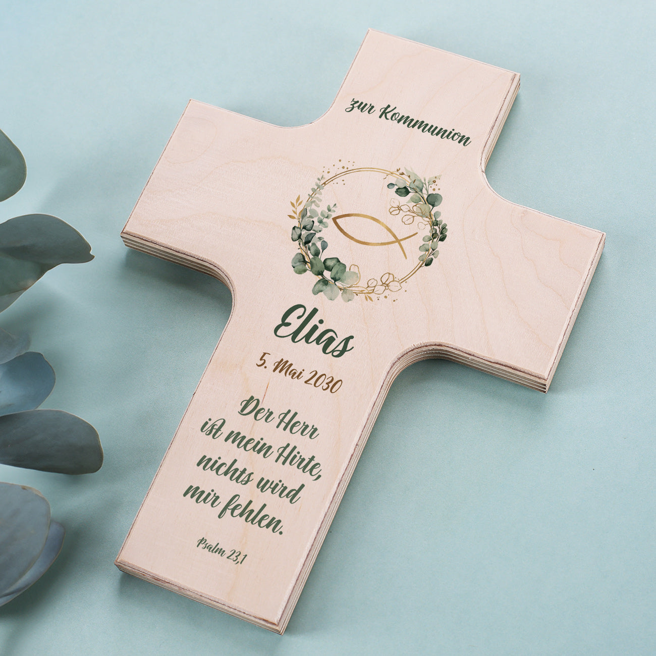 Holzkreuz mit christlichem Fischsymbol, Eukalyptusmotiv und individueller Beschriftung mit Name und Anlass, geeignet für Kinderzimmer oder Wohnraum