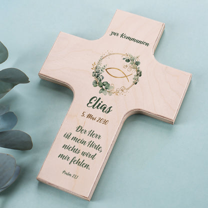 Holzkreuz mit christlichem Fischsymbol, Eukalyptusmotiv und individueller Beschriftung mit Name und Anlass, geeignet für Kinderzimmer oder Wohnraum