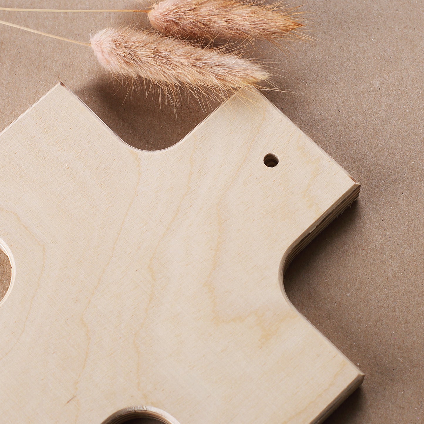 Rückseite eines schlichten Holzkreuzes aus Ahornholz ohne Aufdruck, naturbelassen, hochwertige Verarbeitung