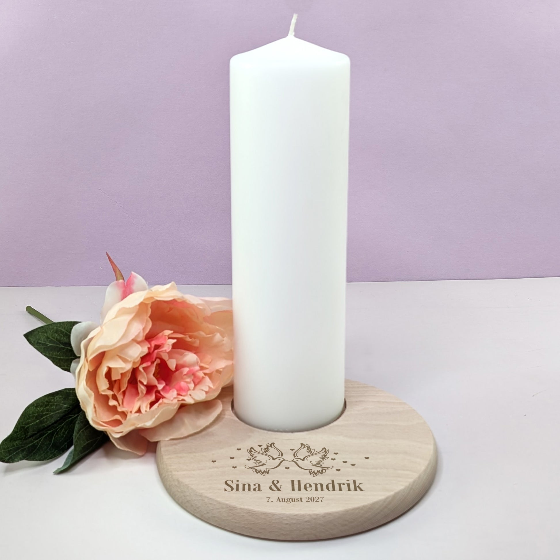 Kerzenteller aus Holz mit Taubenmotiv – personalisiert mit Namen und Datum, dekoriert mit Blume und Kerze