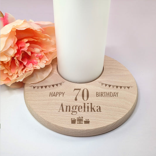 Holz-Kerzenteller mit Happy Birthday Gravur, Kerze und Name Angelika, dekoriert mit Blume