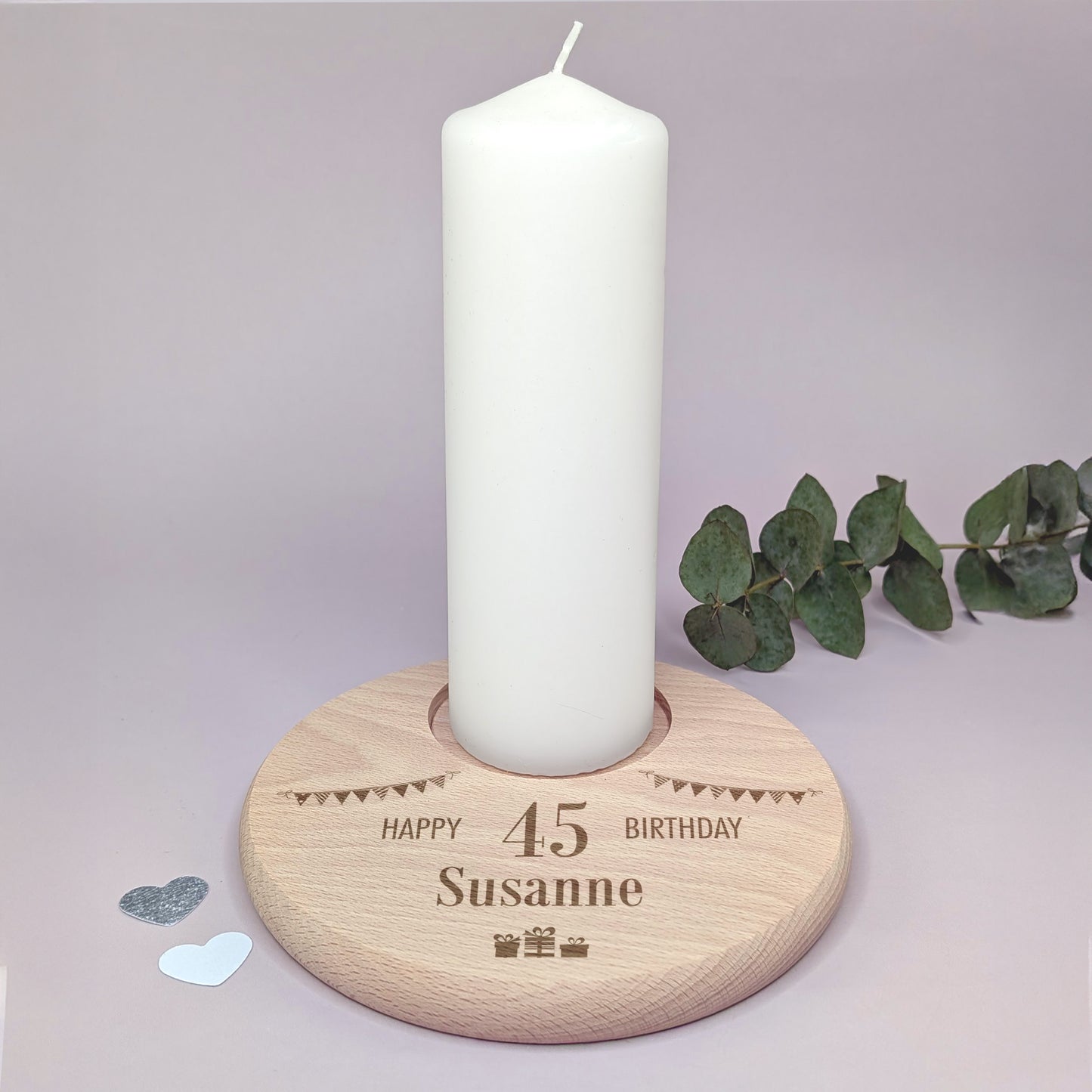 Kerzenteller Happy Birthday mit Gravur 45 und Name Susanne, mit Kerze und Eukalyptus