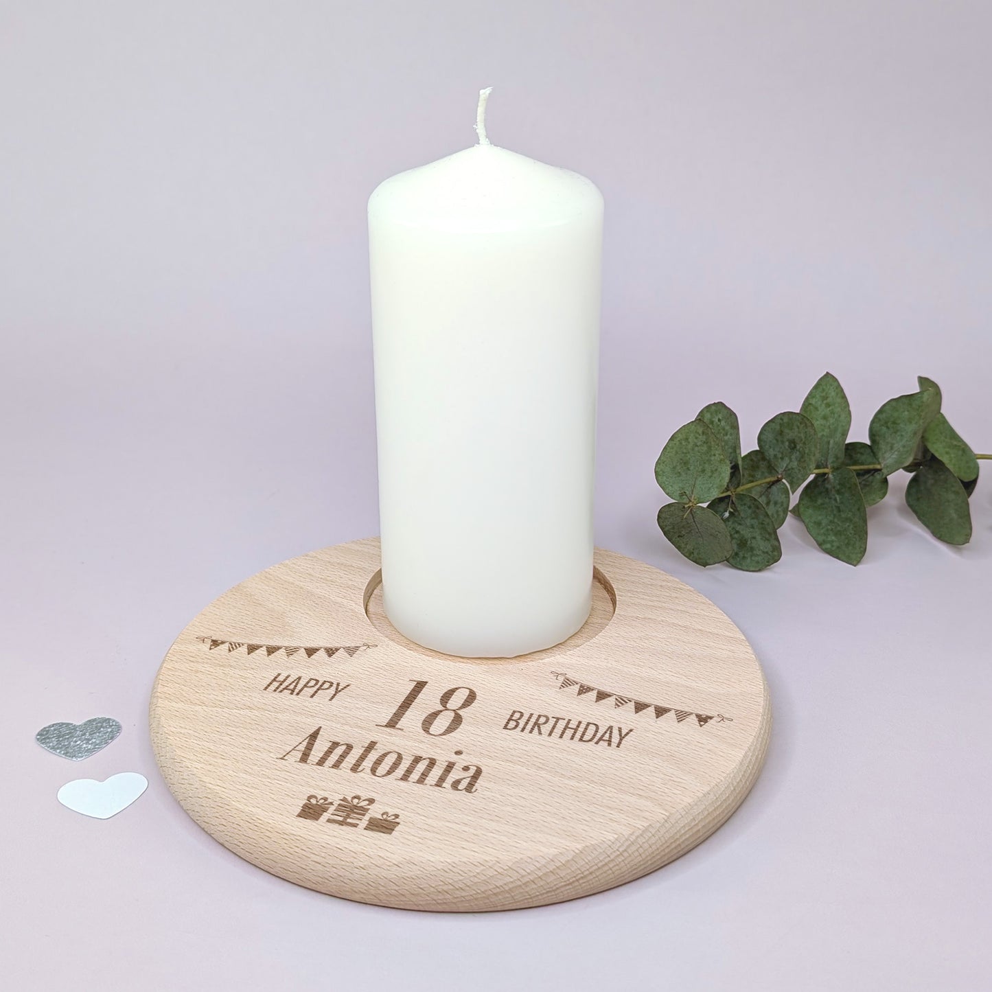 Geburtstags-Kerzenteller mit Name Antonia und Zahl 18, Stumpenkerze eingesetzt