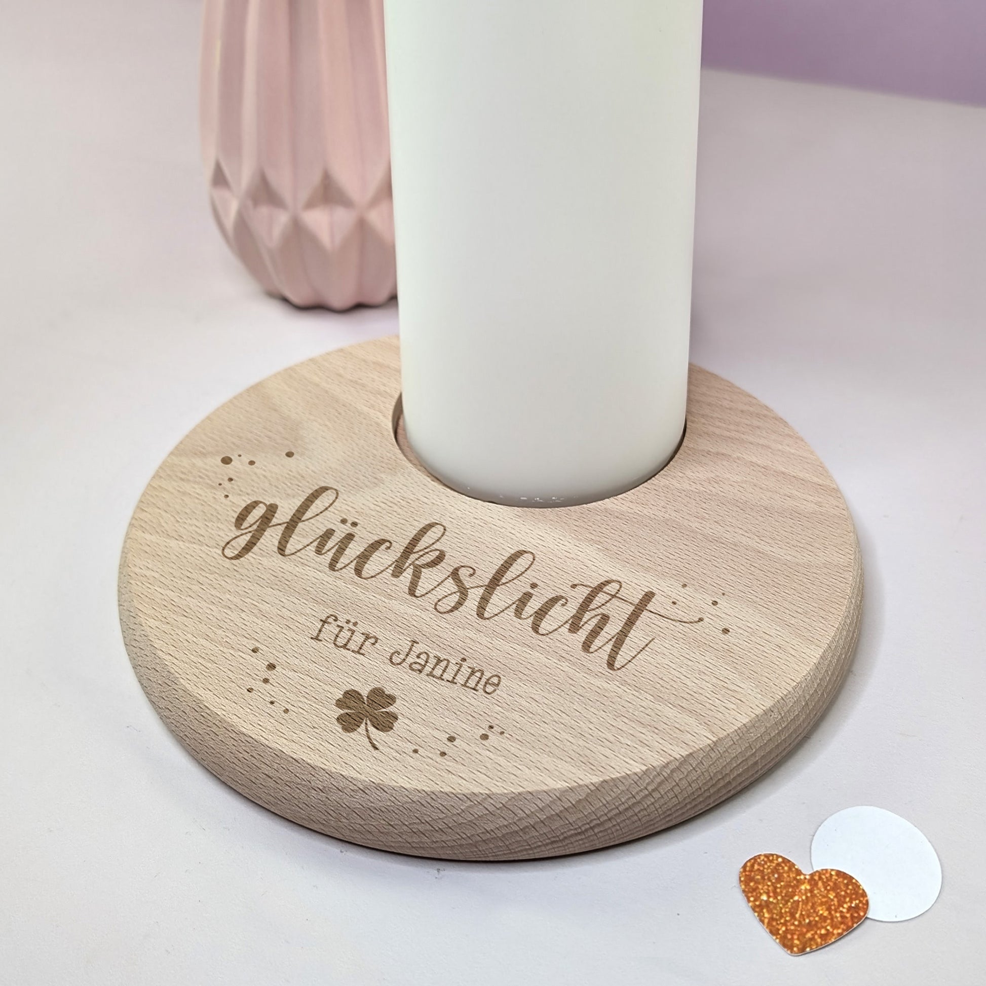 Kerzenteller aus Holz mit Gravur „Glückslicht für Janine“ und Kleeblatt – mit Kerze und Dekoherz