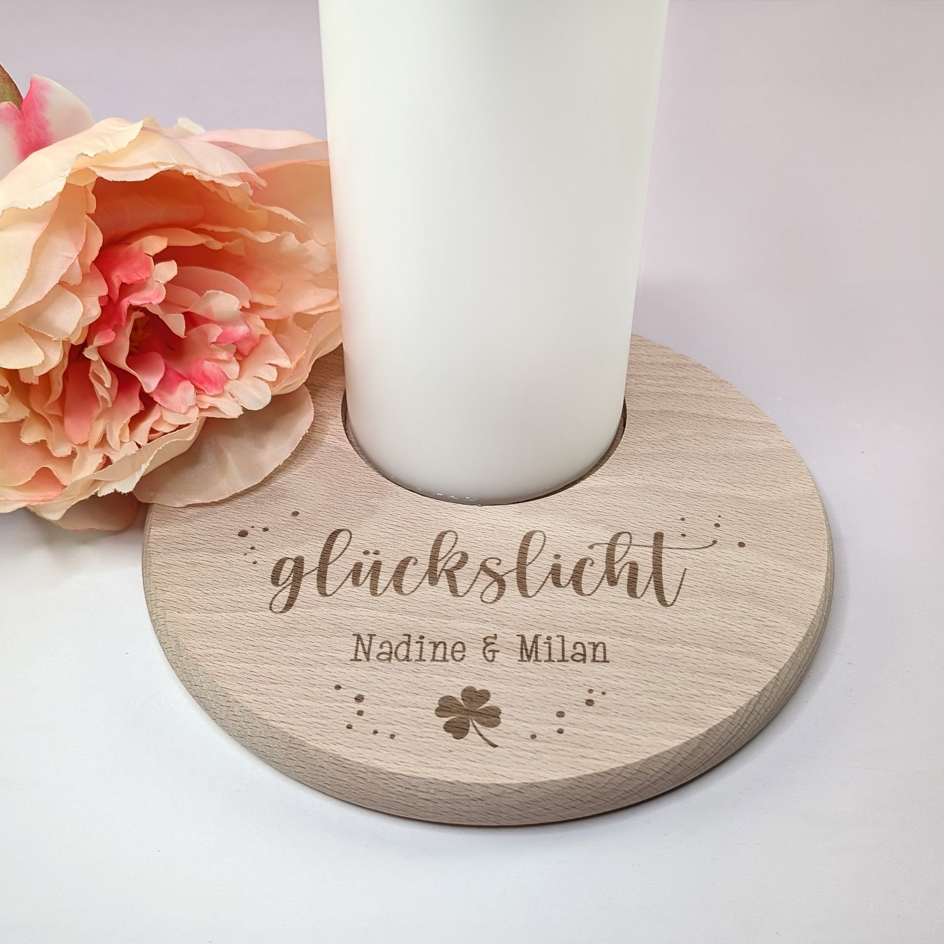 Kerzenteller mit Gravur „Glückslicht Nadine & Milan“ – dekoriert mit Blume und Kerze