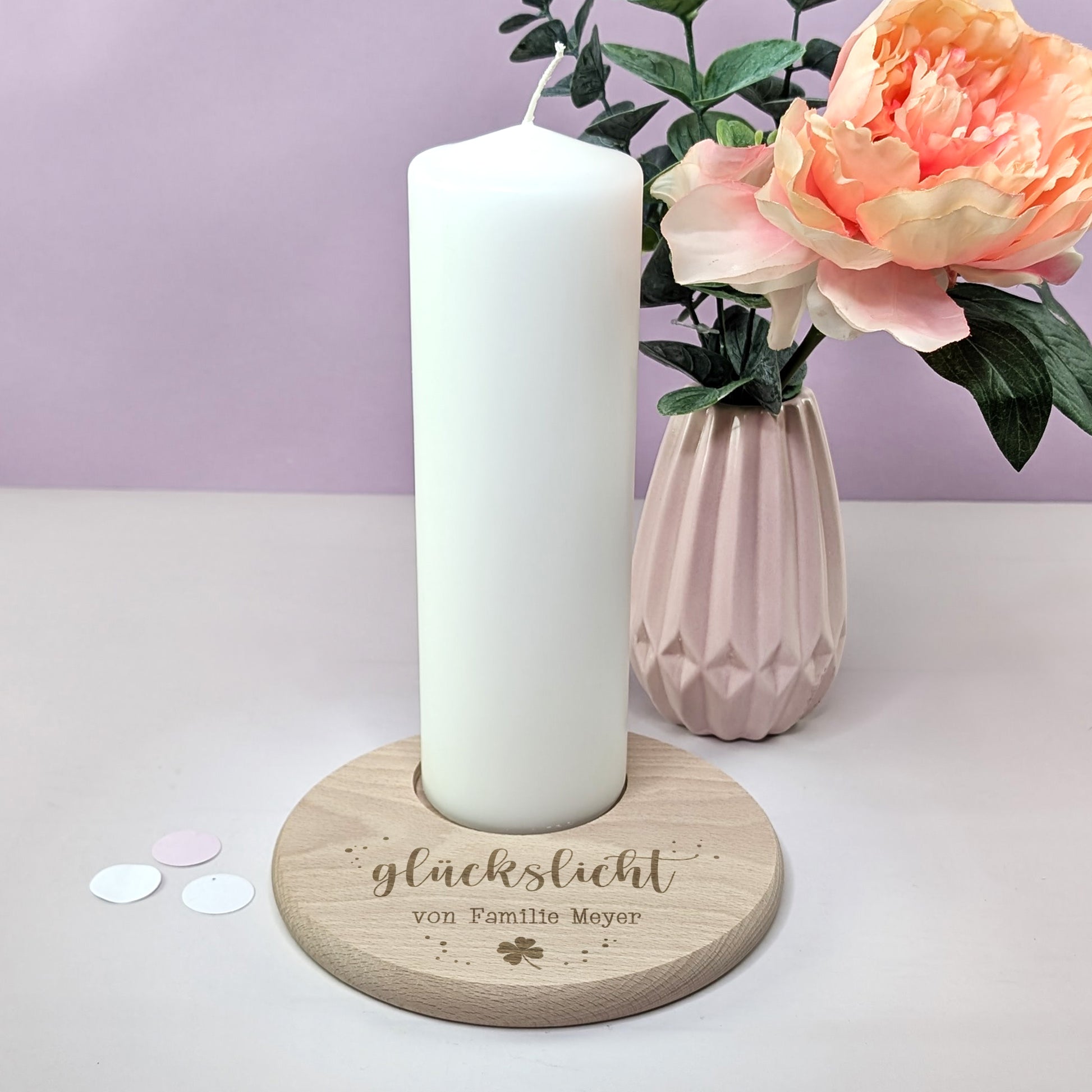 Kerzenteller „Glückslicht von Familie Meyer“ mit Kerze – auf hellem Tisch mit rosa Vase
