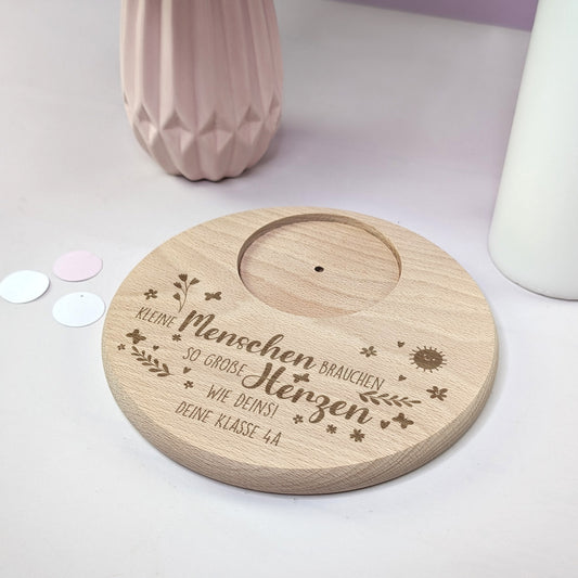 Kerzenuntersetzer aus Buchenholz mit Gravur für Erzieherin – Textbeispiel „Deine Klasse 4A“