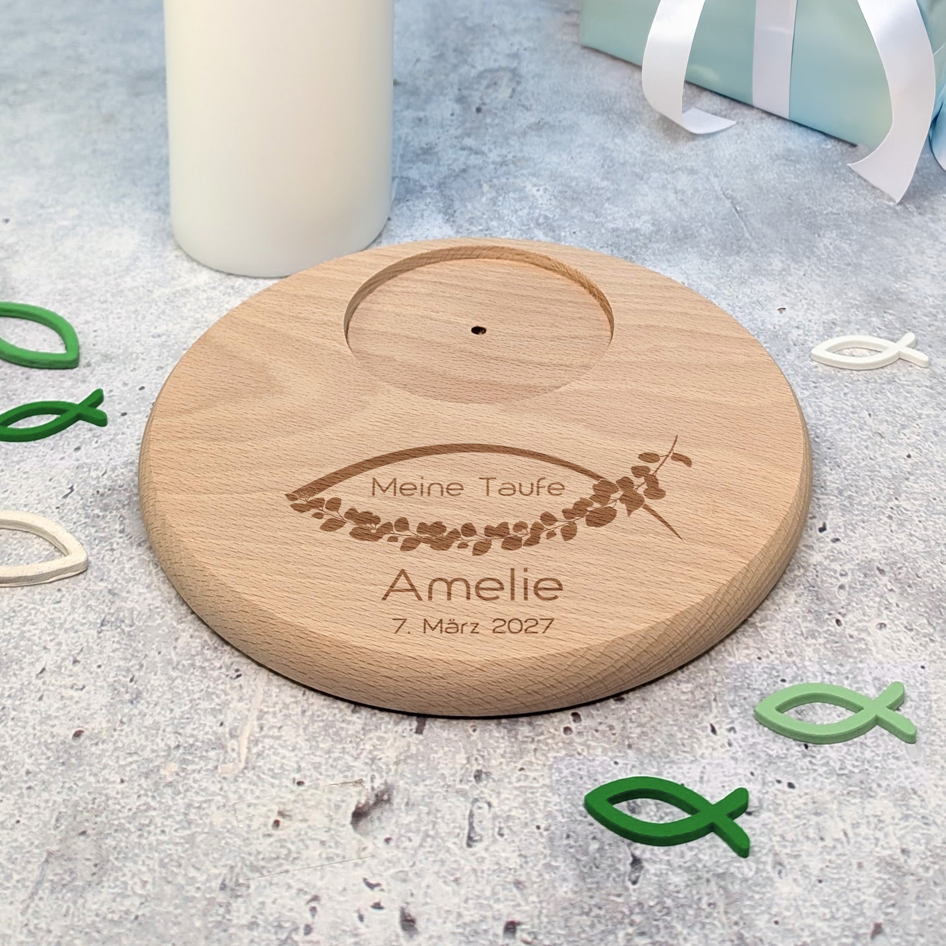 Personalisierter Holz-Kerzenteller mit Fischmotiv zur Taufe – ohne Kerze, mit Name Amelie und Datum