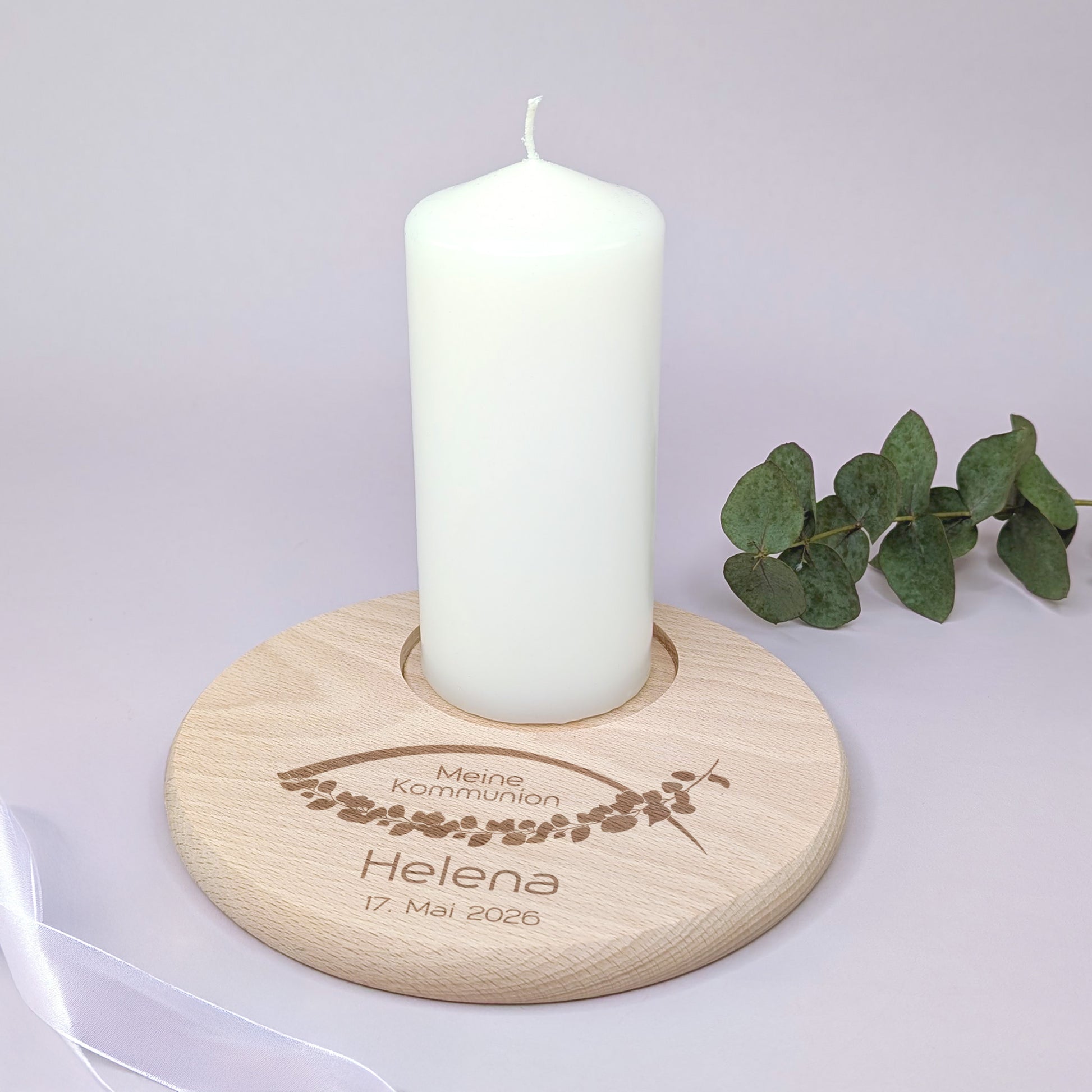 Kerzenteller aus Buchenholz mit Gravur zur Kommunion – mit Kerze, Name Helena und Datum