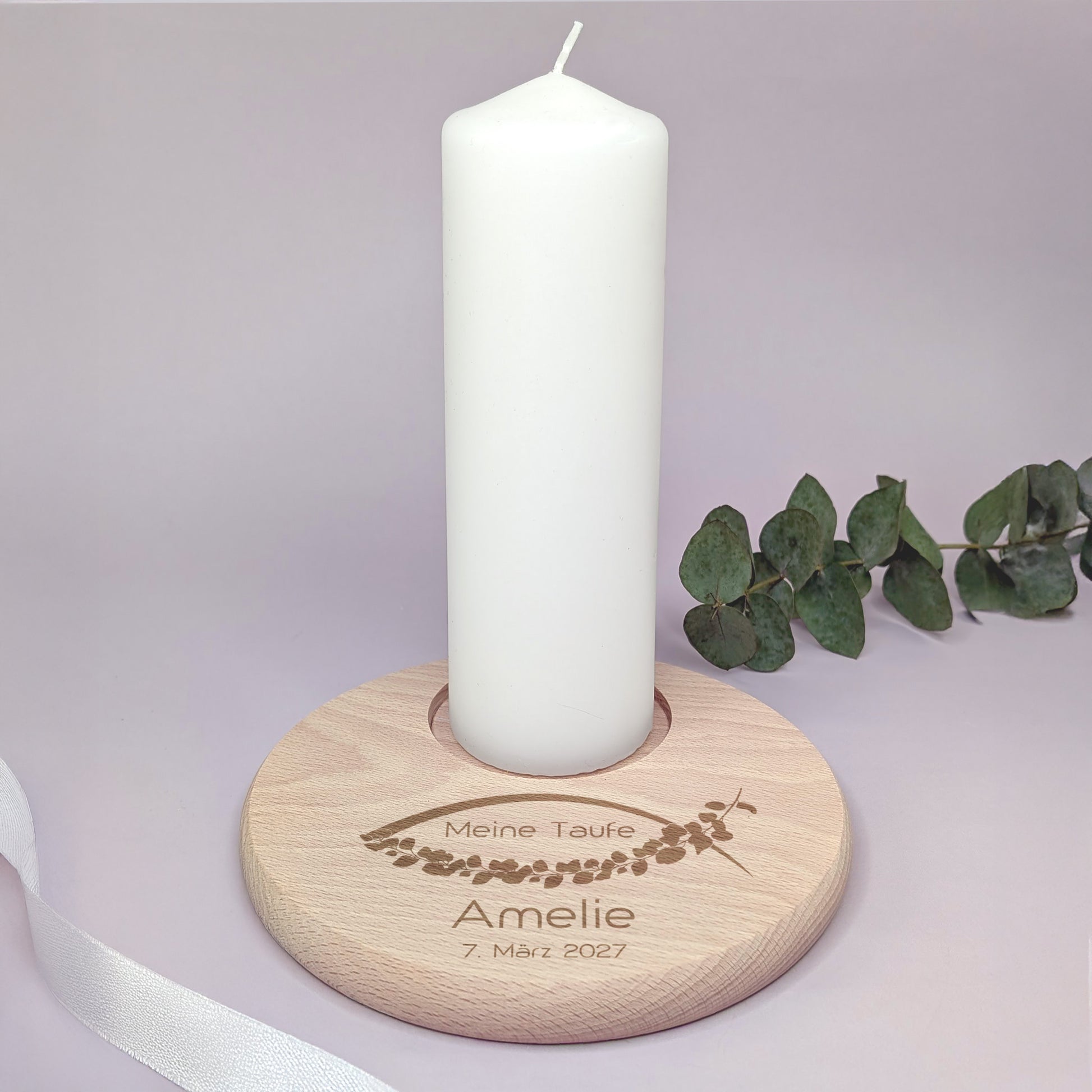 Kerzenteller mit weißer Stumpenkerze – Gravur zur Taufe mit Name Amelie und Datum
