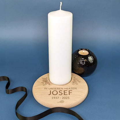 Kerzenteller zur Trauer mit weißer Stumpenkerze und Gravur „In unseren Herzen Josef“