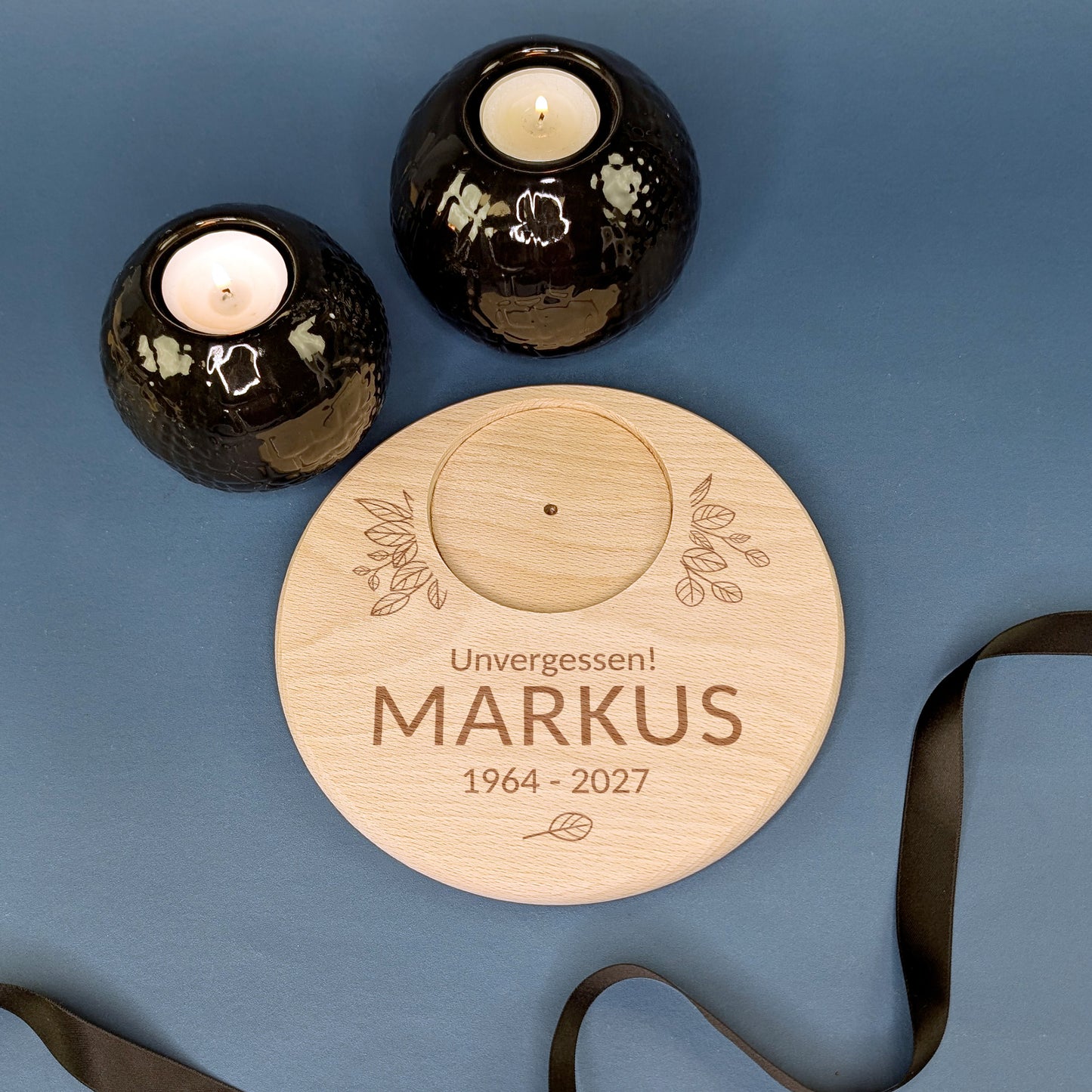 Gravierter Holzuntersetzer mit Blattmotiv zur Erinnerung – Name Markus, dekoriert mit Teelichthaltern