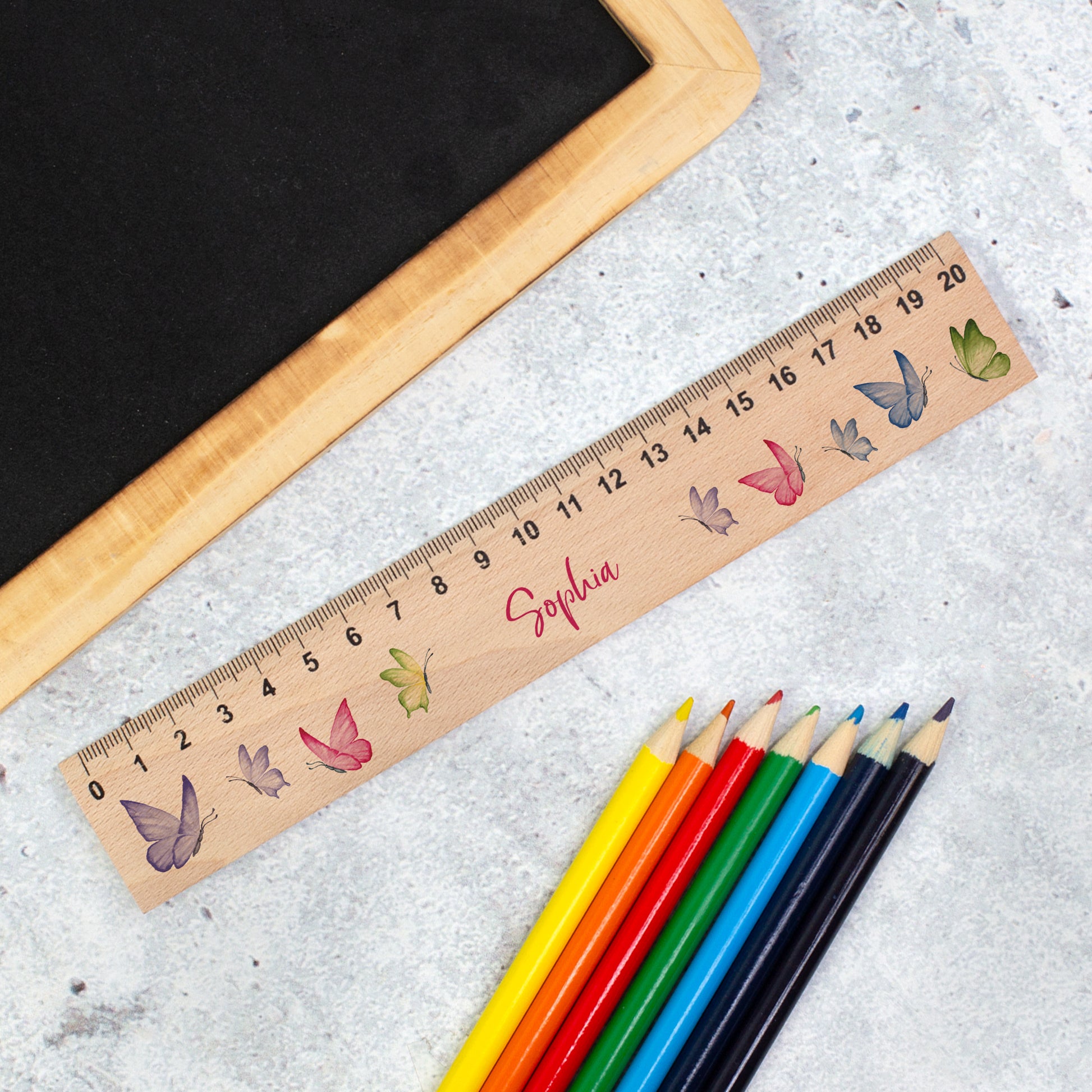 Personalisiertes Holzlineal mit Name Sophia, Schmetterlingen und bunten Stiften zur Einschulung