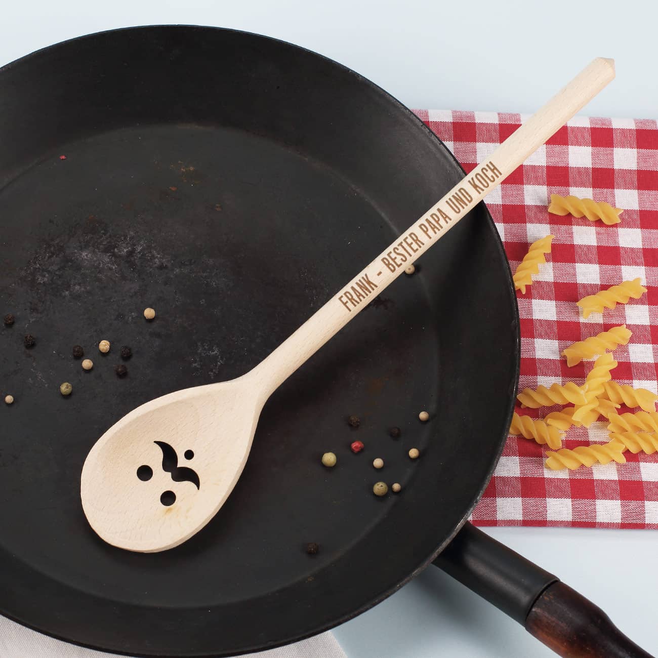 Holzlöffel mit Ausstanzung und Gravur