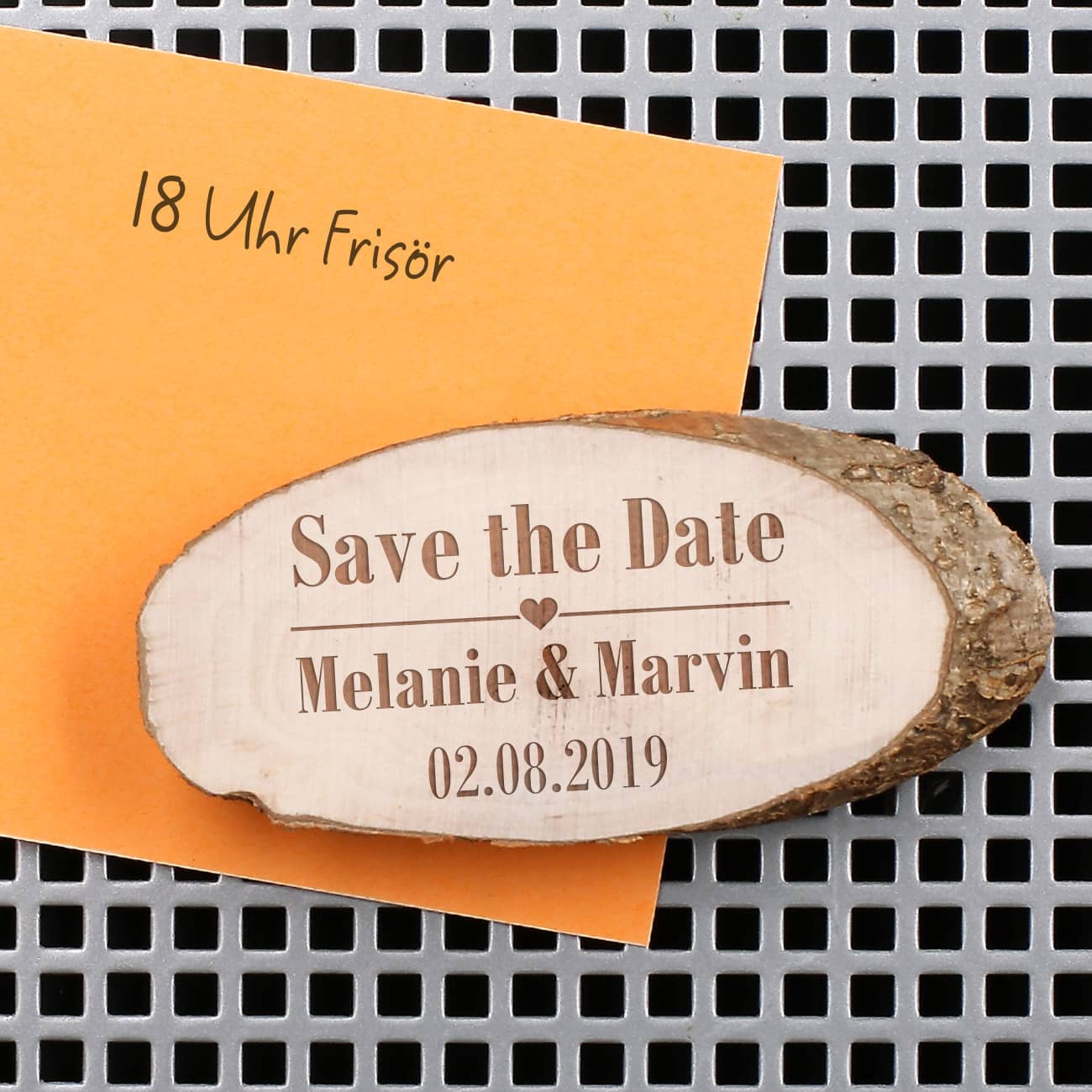 Save the Date Magnet mit gravierter Holzscheibe