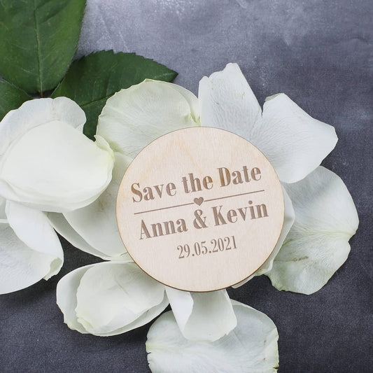 Gravierte Save the Date Karte als Holzmagnet