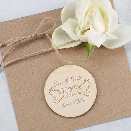 Holzmagnet Save the Date mit Taubenmotiv
