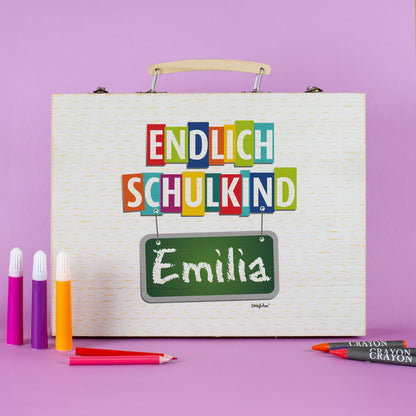 Malkoffer zur Einschulung mit buntem Schulkind-Motiv und Name Emilia auf der Vorderseite
