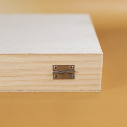 Nahaufnahme vom seitlichen Metallscharnier des stabilen Malkoffers aus Holz