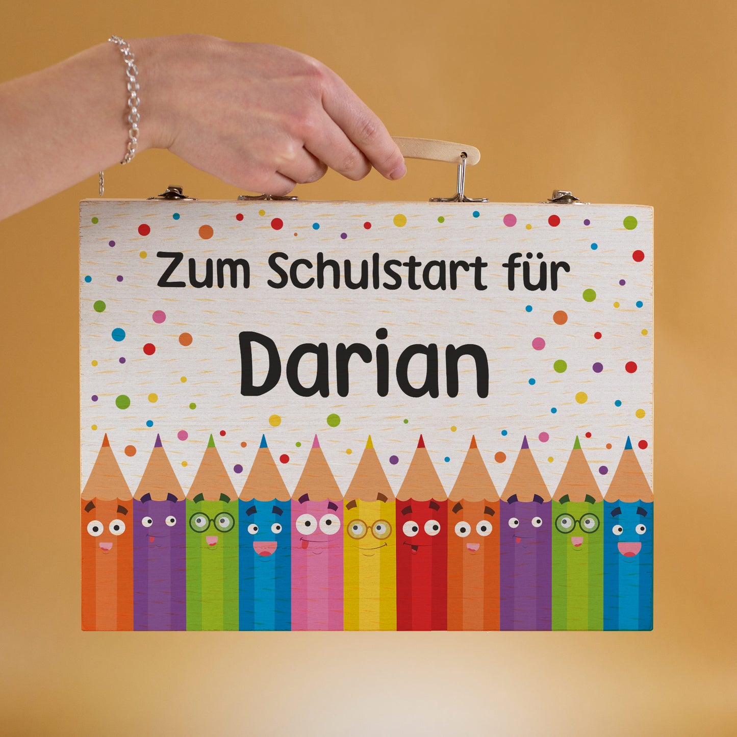 Personalisierter Holzkoffer zum Schulstart mit Wunschtext und Name Darian, getragen am Holzgriff