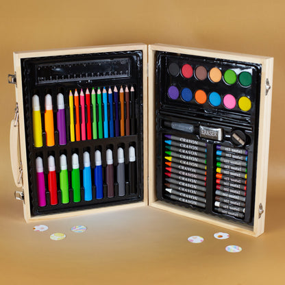 Geöffneter Malkoffer aus Holz mit umfangreichem Inhalt aus Stiften, Farben, Lineal und Zubehör