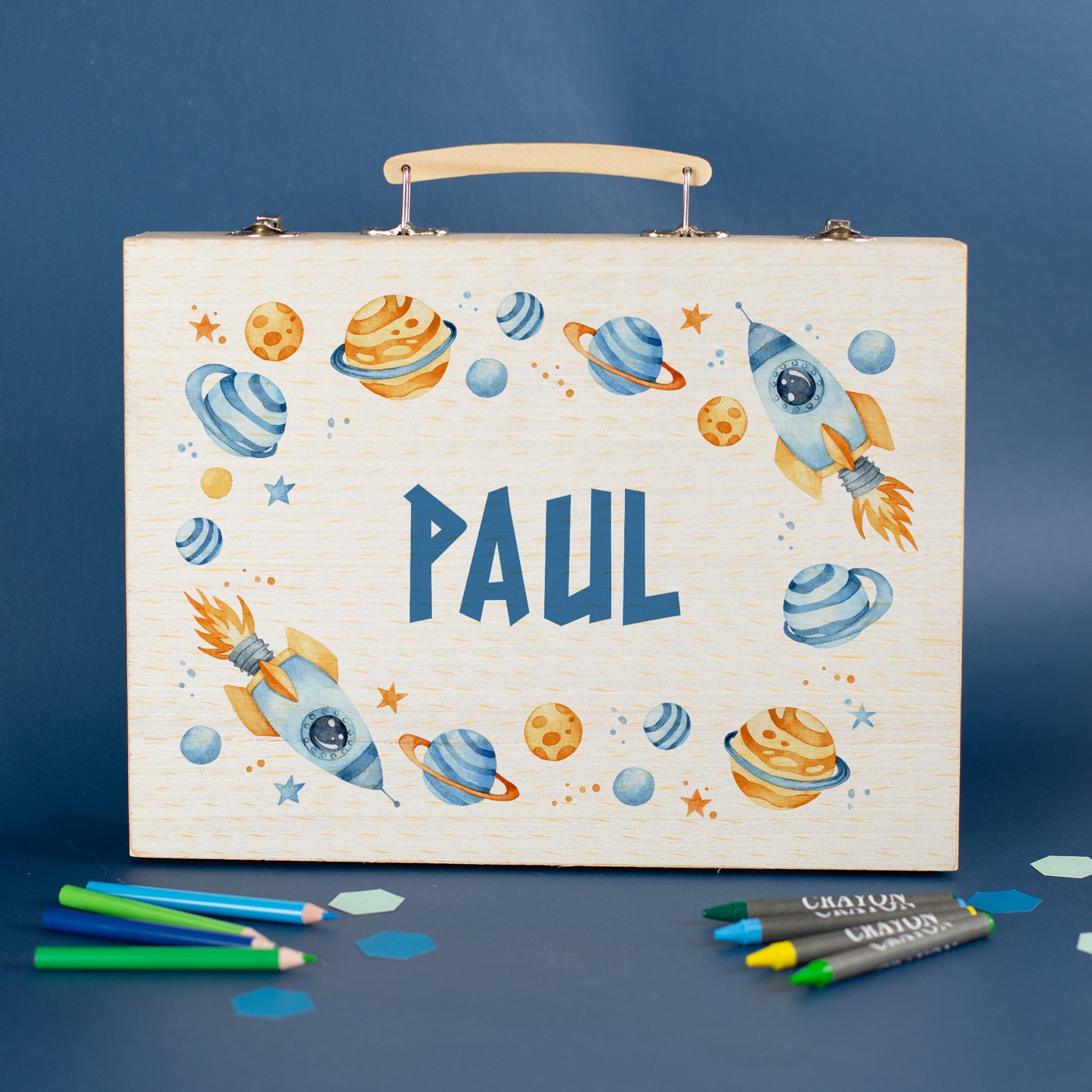 Malkoffer für Jungen mit Name Paul und Weltraum-Motiv aus Raketen und Planeten auf Holz