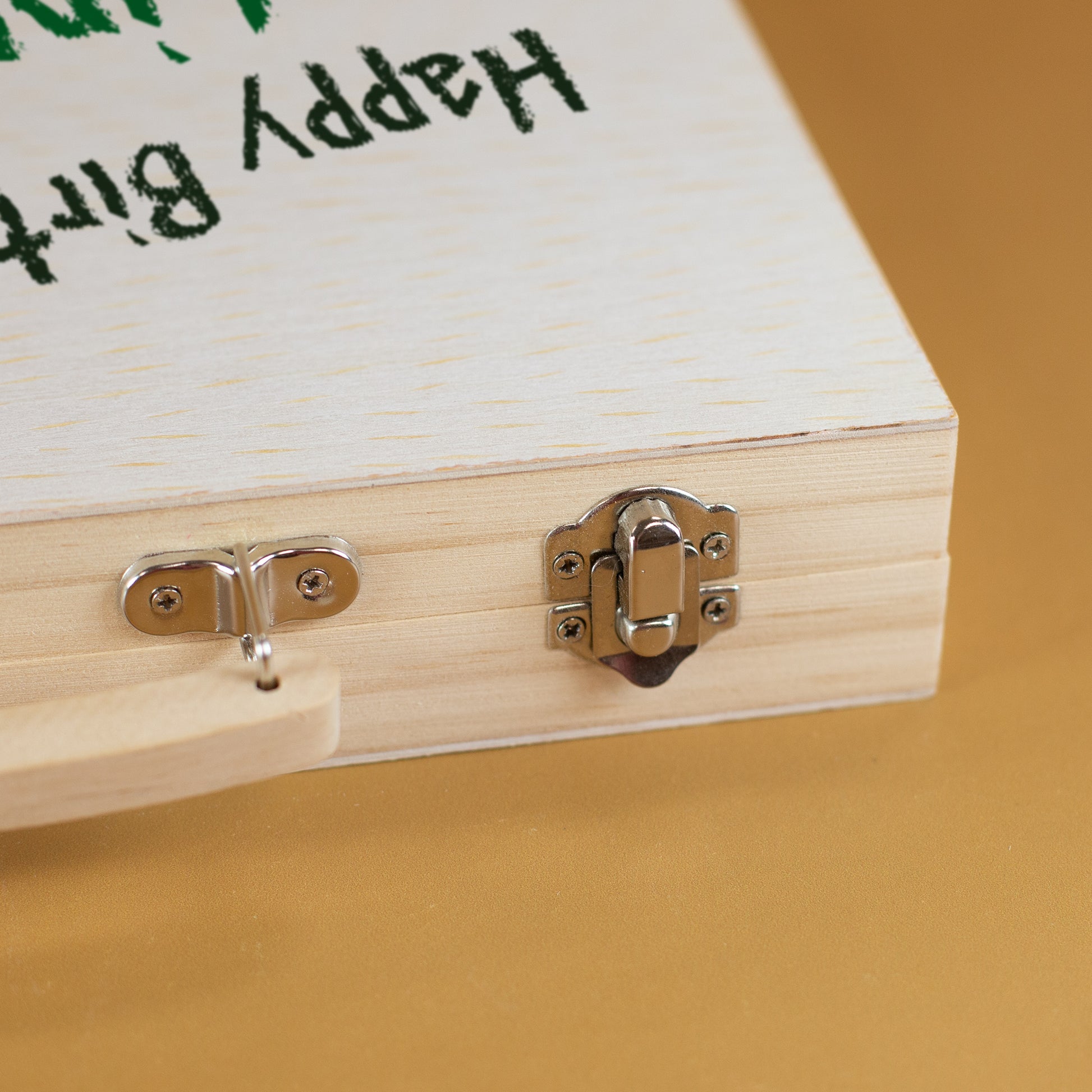 Detailansicht Metallverschluss am Dinosaurier-Malkoffer aus Holz