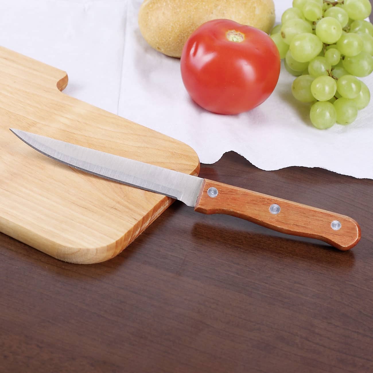 Praktisches Messer zu dem Holzbrettchen