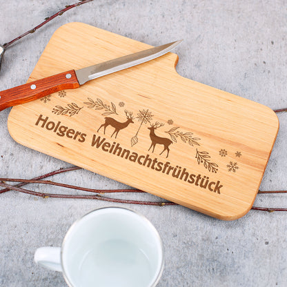 Personalisiertes Brettchen mit Gravur „Holgers Weihnachtsfrühstück“, Messer und Tasse im Hintergrund