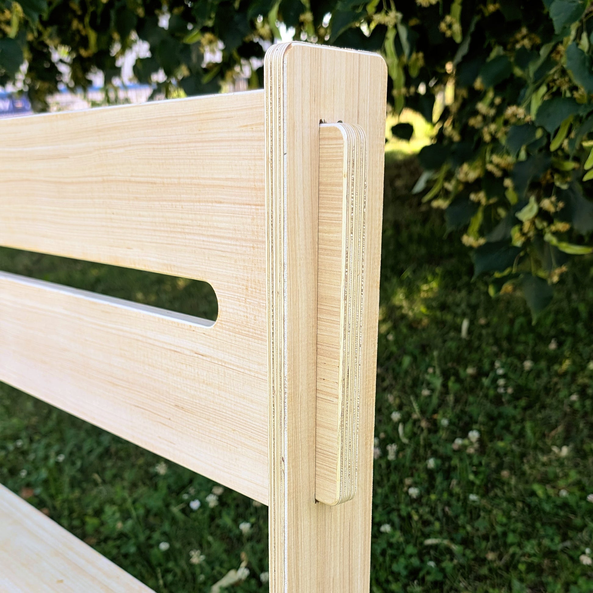 Detailansicht der Holzverbindung der Rückenlehne mit Seitenteil