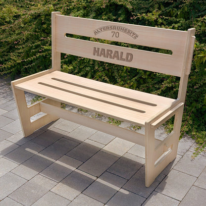 Gravierte Holzbank im Freien mit personalisierter Rückenlehne „Altersruhesitz 70 HARALD“