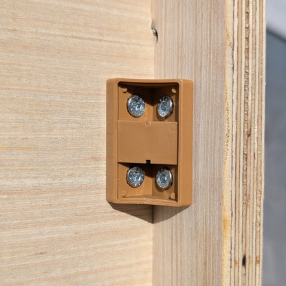 Nahaufnahme eines braunen Verbindungselements mit vier Schrauben an der Holzbank